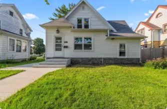 150 W Wabash Ave, Waukesha, WI