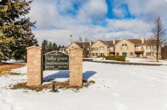 946 Oconomowoc Pkwy, Oconomowoc, WI