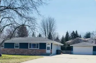 618 E Wisconsin Ave, Pewaukee, WI