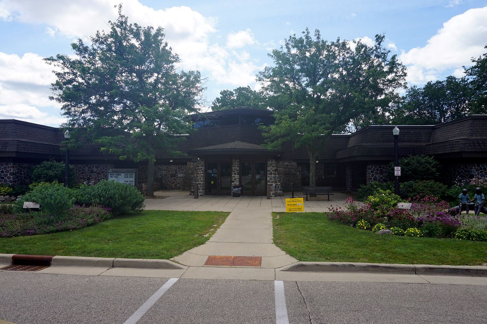The Brookfield Public Library in Brookfield, Wisconsin (United States)., Brookfield, WI