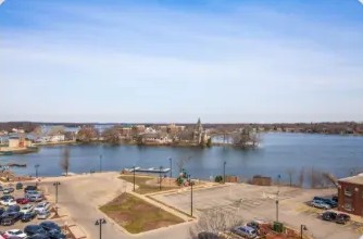 215 E Pleasant St, 216, Oconomowoc, WI
